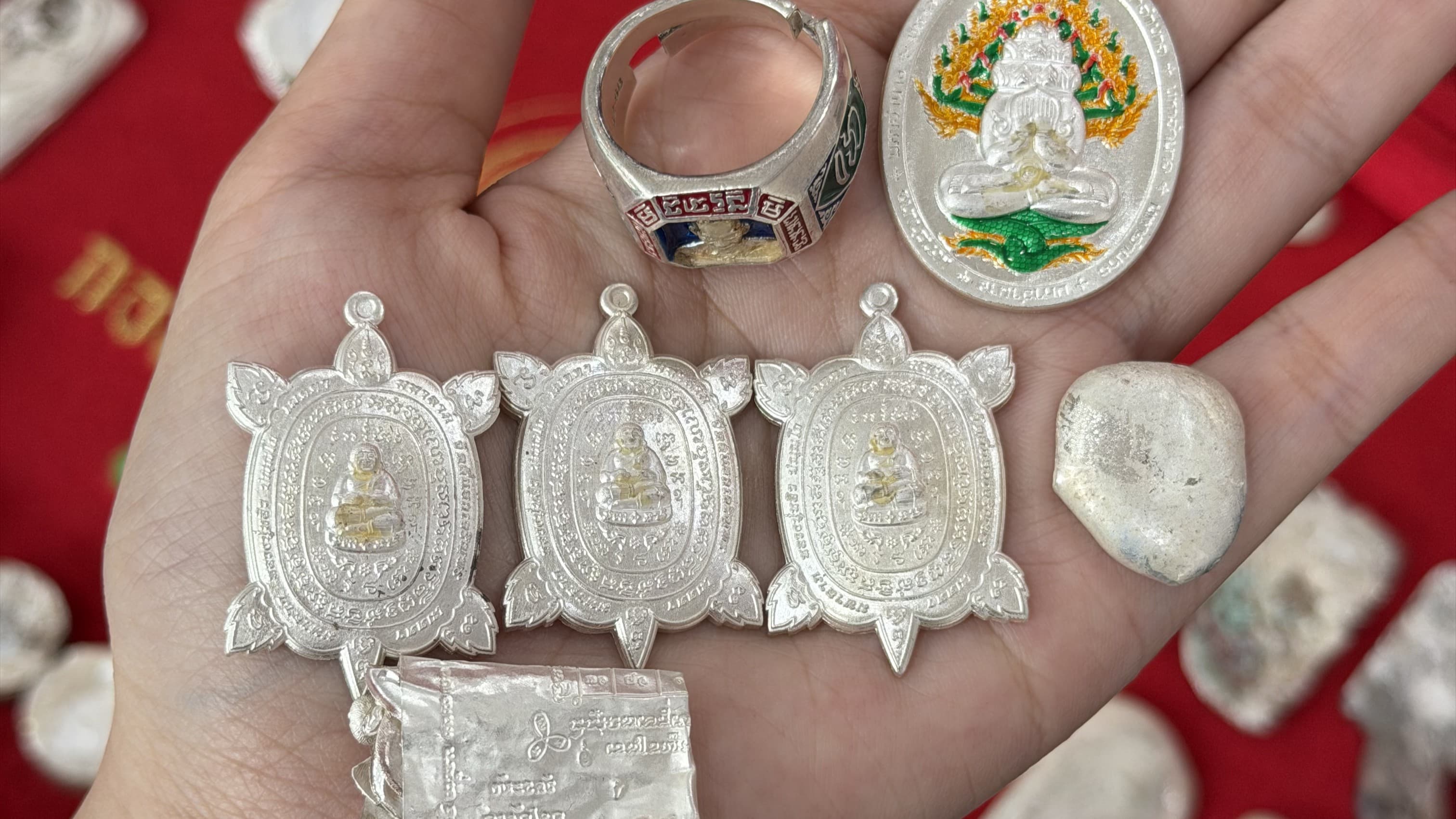 พระเครื่องเลี่ยมกรอบทองคำห้อยสร้อย