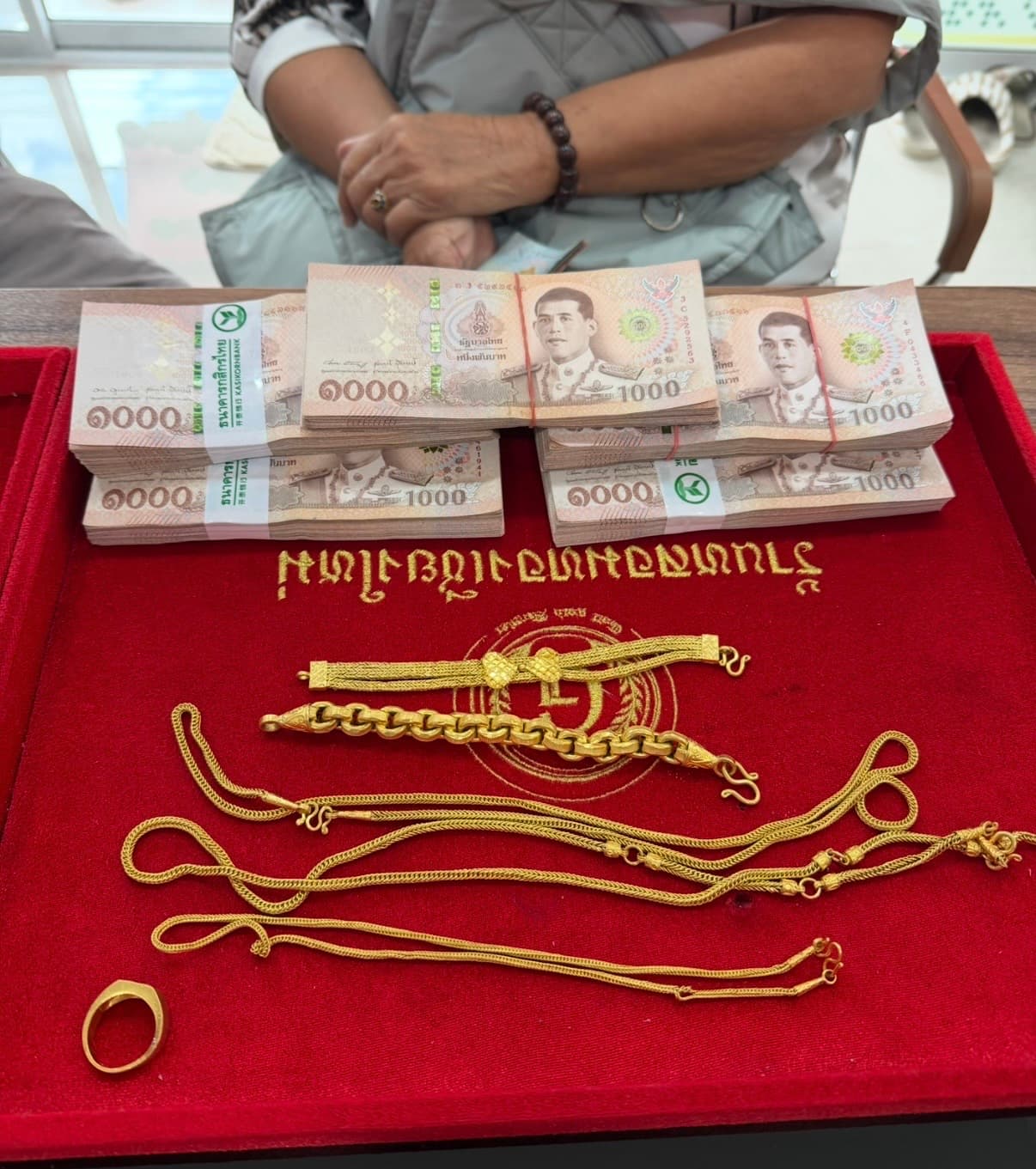 ทองคำแท่งน้ำหนัก 5 และ 10 บาท เรียงซ้อนกัน